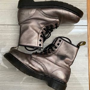 DR. MARTENS - METALLIC 1460 PASCAL